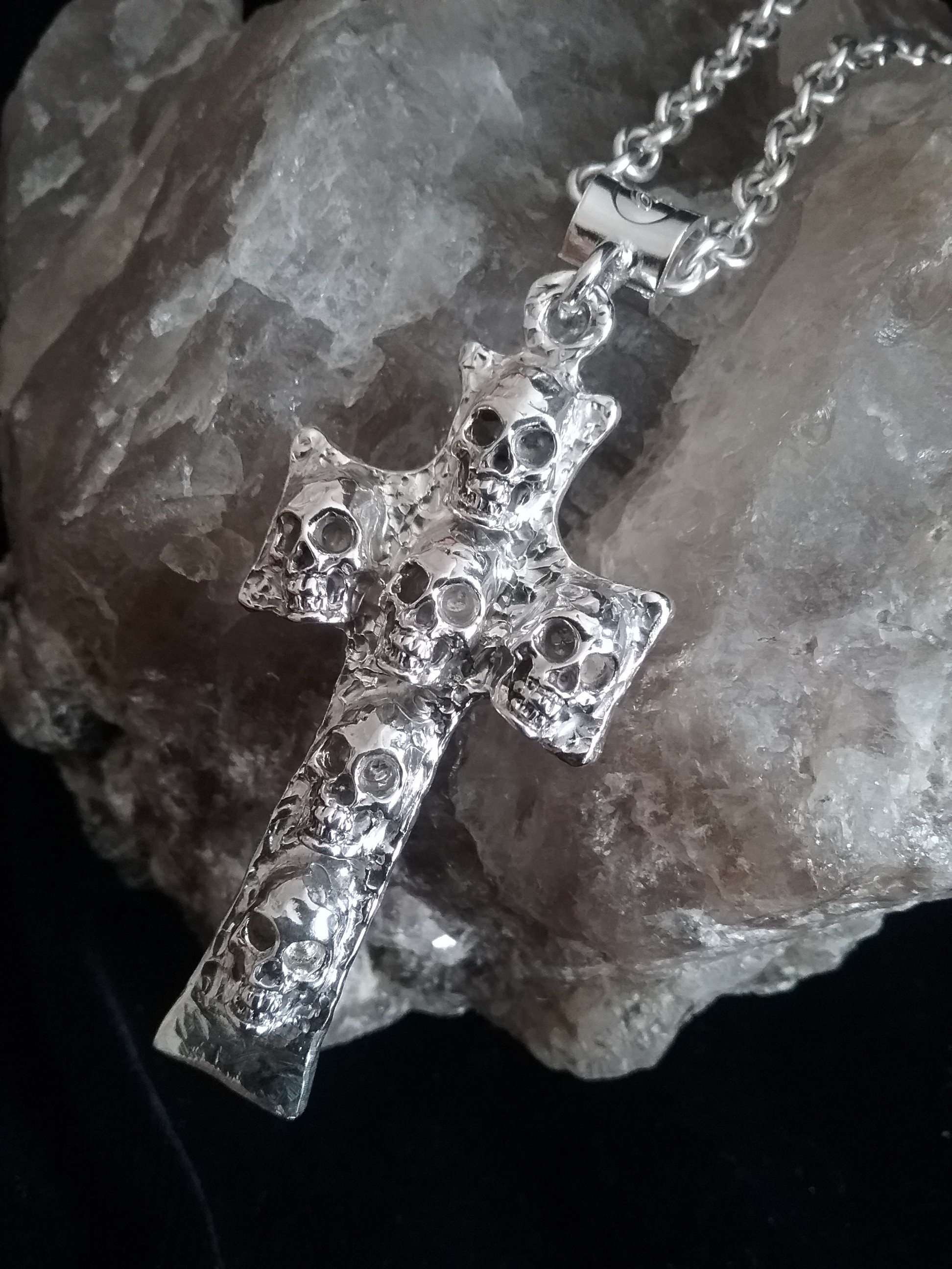 gallery  Zino Catacomb rugged skull cross pendant l/h side view